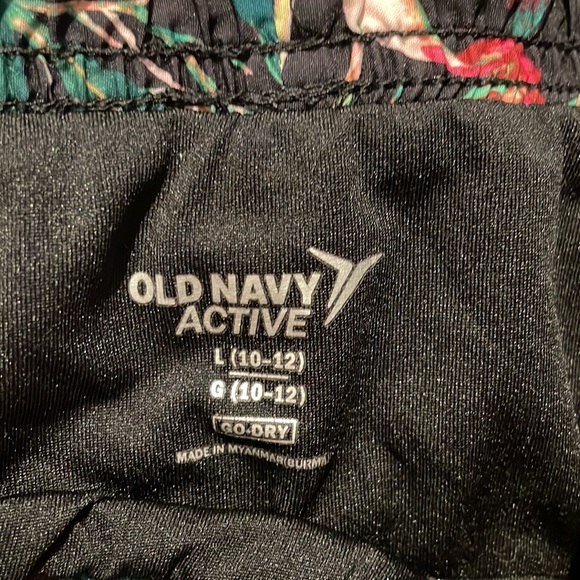 Old navy go-dry sports shorts - Picture 3 of 4